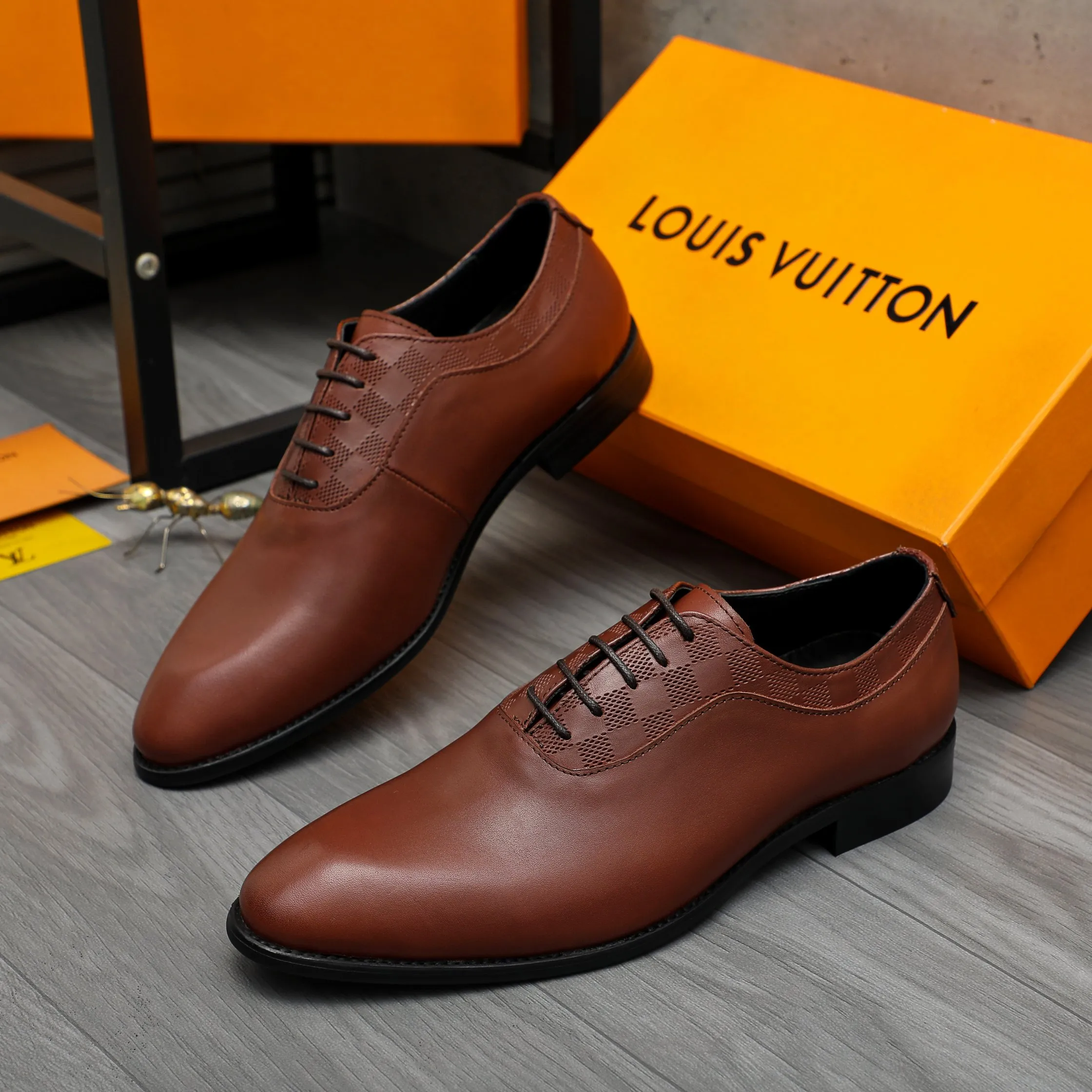 Men's shoes 💰p460 Product trademark: LV (Louis Vuitton) business lace-up leather shoes True size: 39-44 Product materials: Selected high-quality cowhide stitching classic embossed upper, cowhide lining, original rubber outsole
